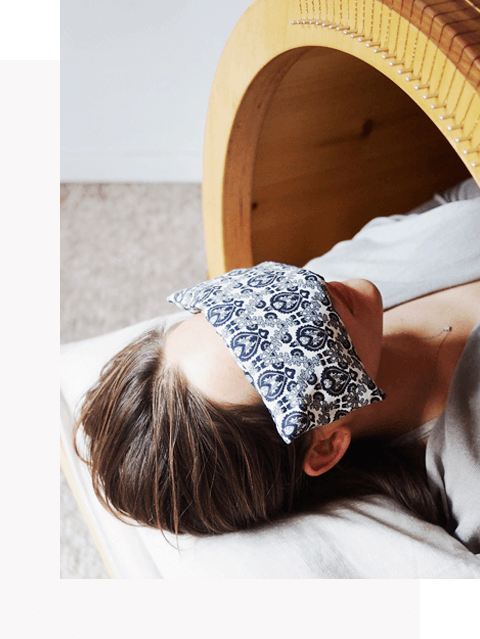 kobieta podczas sesji masażu dźwiękiem w Sonorze